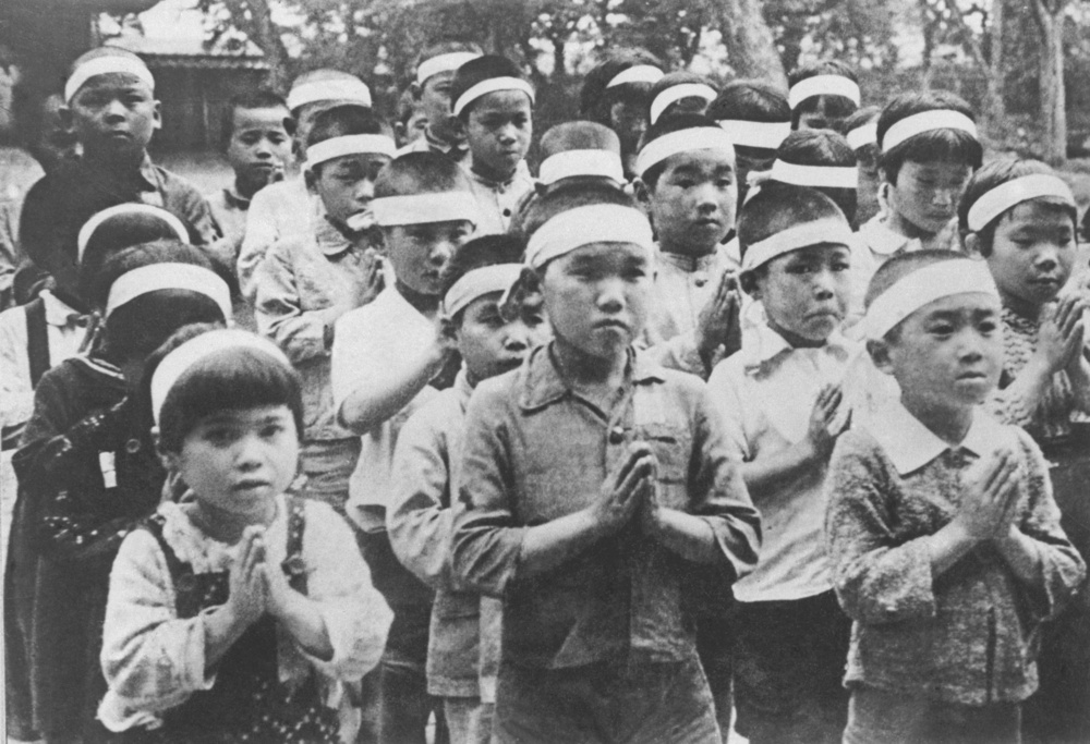 故郷の武運を村社に祈る沖縄の疎開児童