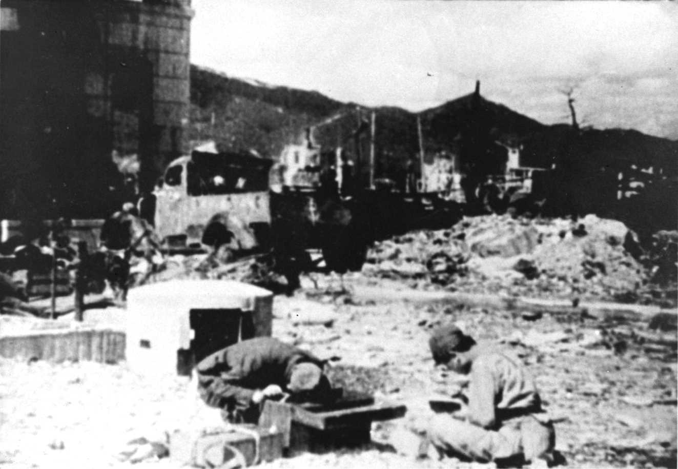 Scientists measure radiation in Hiroshima, taken sometime between late Septemeber and October, 1945 (Kyodo)