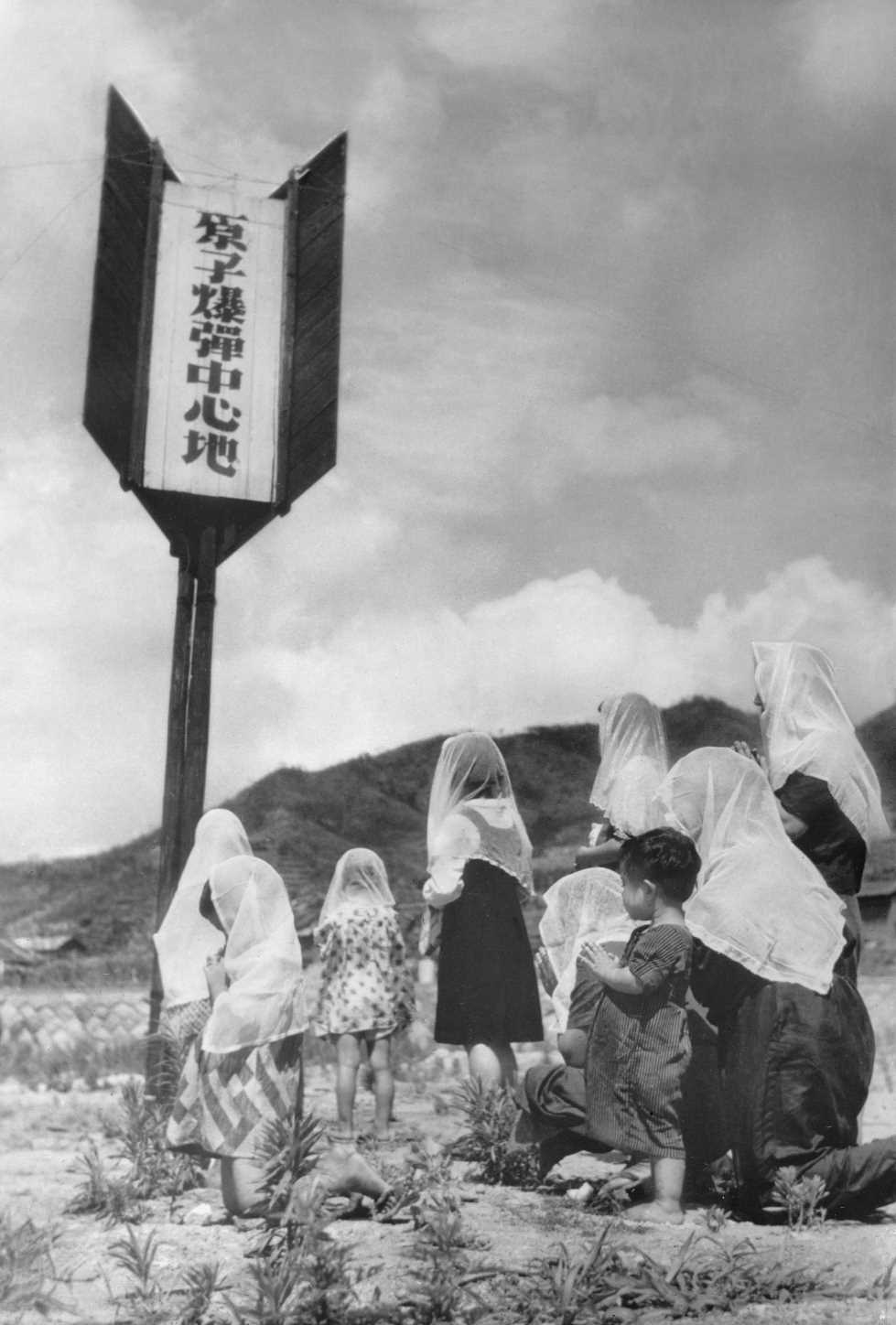 Catholics praying for peace at the epicenter. This photo was taken in 1947. (kyodo)
