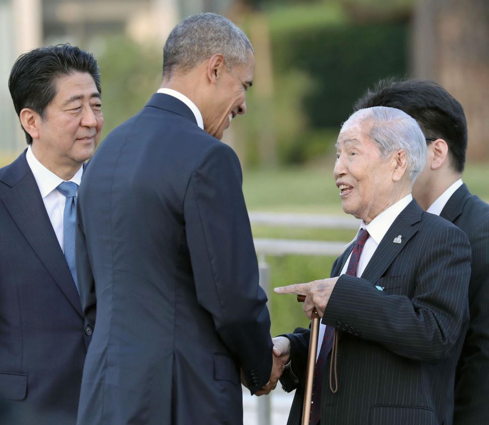 Sunao Tsuboi (right),  a prominent Hiroshima atomic bomb survivor, 
          speaks with U.S. President Barack Obama at the Hiroshima Peace Memorial Park on May 27, 2016. (pool photo) (Kyodo)
