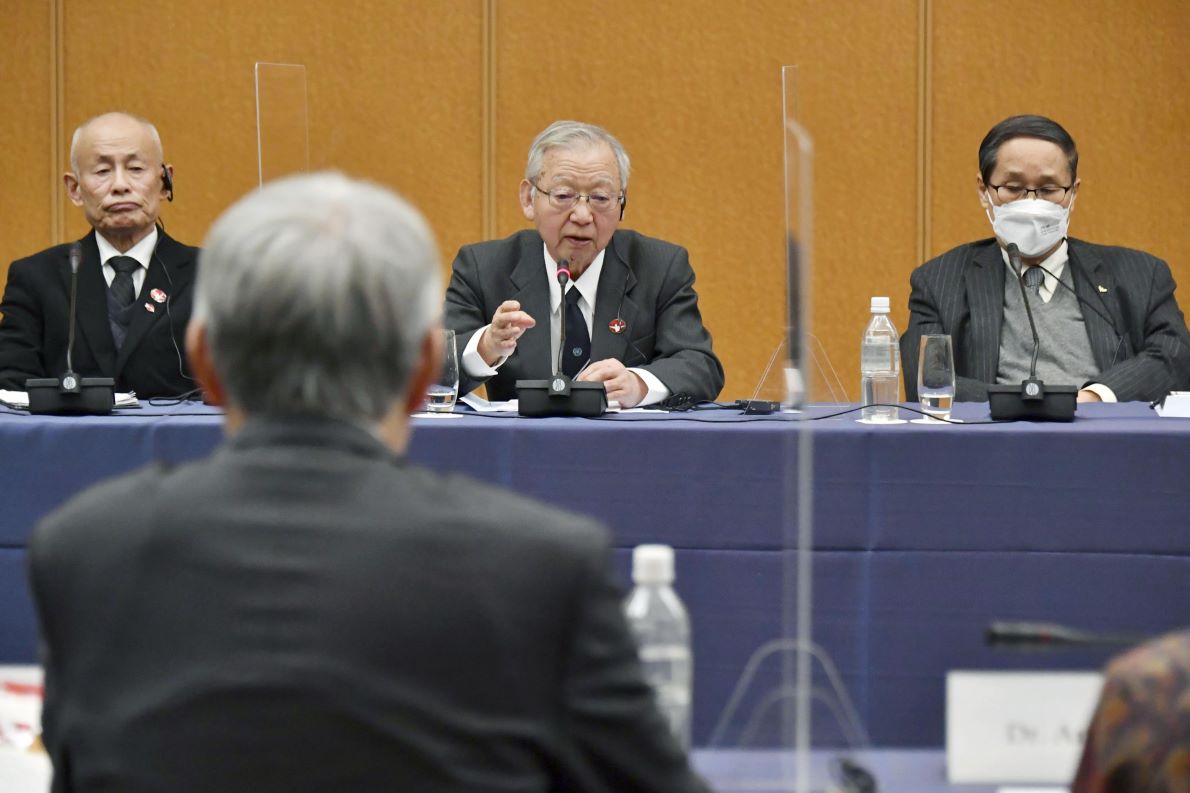 Sueichi Kido (center), secretary general of the Japan Confederation of A- and H-Bomb Sufferers Organizations, 
          makes remarks at a meeting with members of the International Group of Eminent Persons for 
          a World without Nuclear Weapons in Hiroshima on Dec. 10, 2022. (Kyodo)