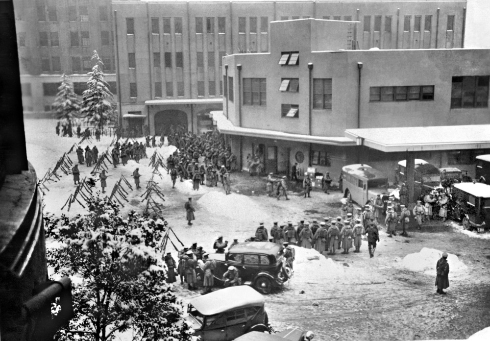 桜田門の警視庁の内庭に集結する反乱軍=1936年2月26日から29日までの間のいずれか
