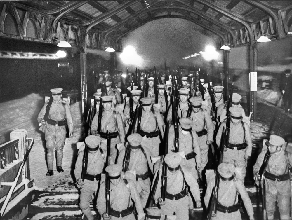両国駅に着いた歩兵第57連隊(佐倉連隊)=1936年2月26日