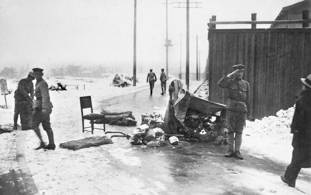 首相官邸付近の反乱部隊機関銃隊=1936年2月26日