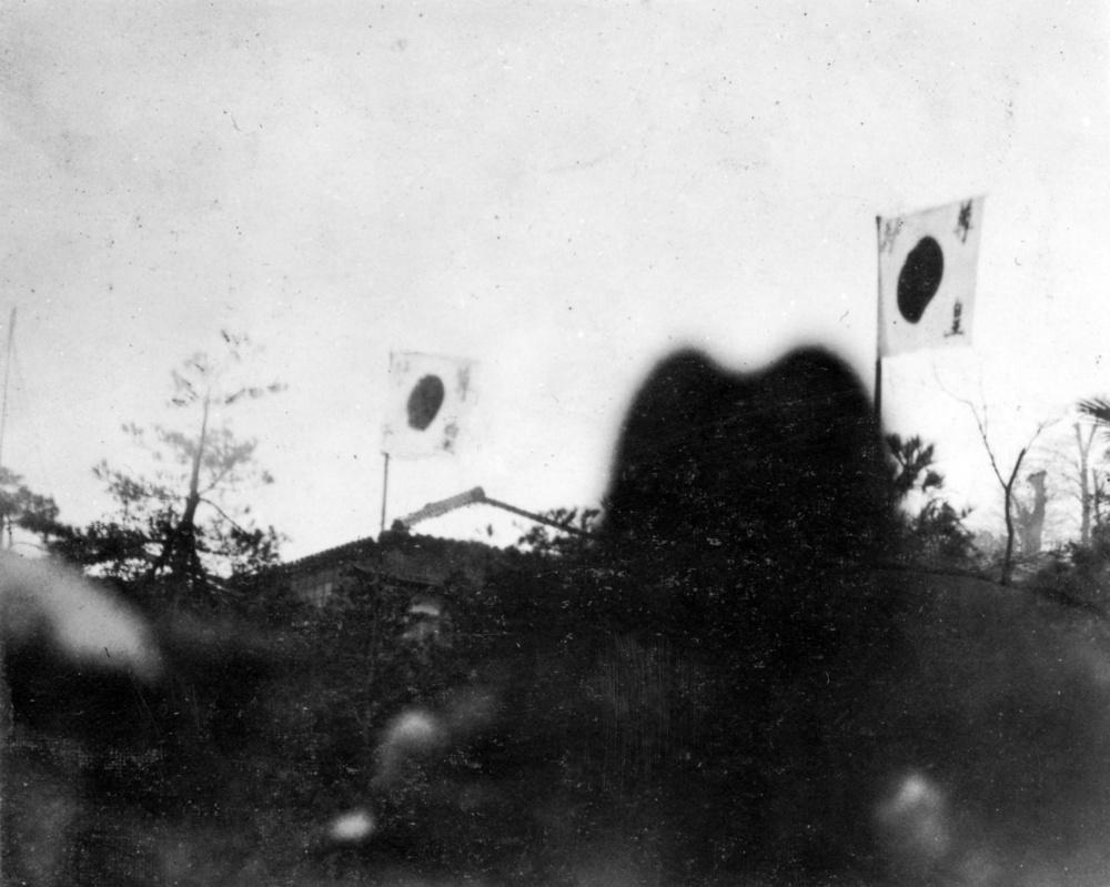 反乱軍の掲げる「尊皇討奸」と書かれた日章旗=1936年2月26日から28日までの間のいずれか、場所不明