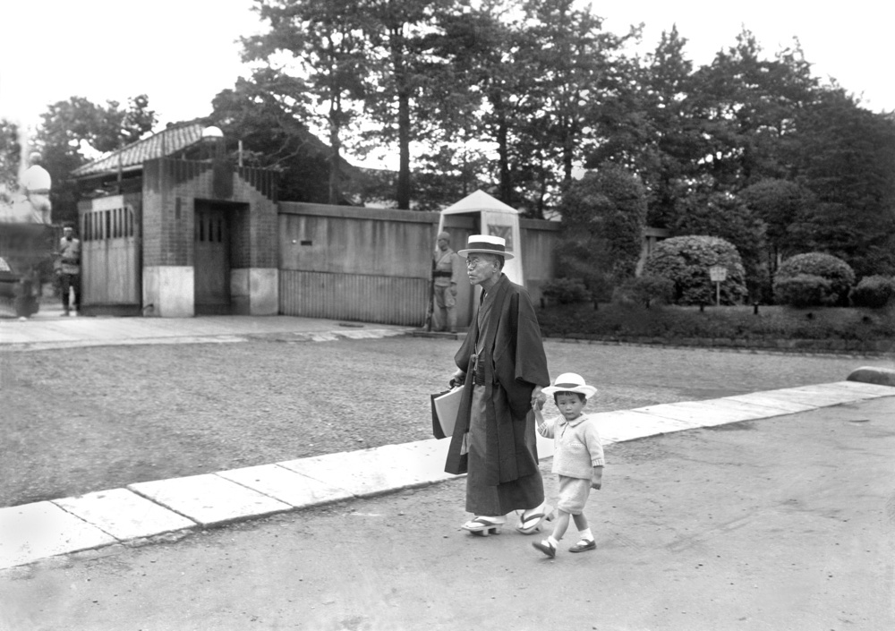 内務省(右後方)付近に展開した反乱部隊。左後方は外務省。右へ行くと警視庁・桜田門方面=1936年2月26日