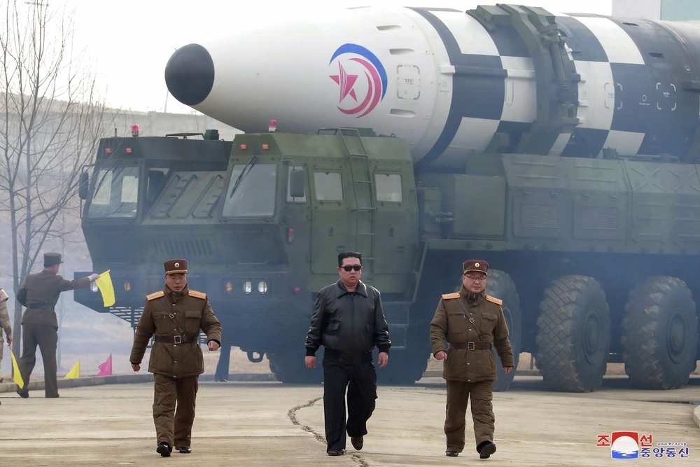 新型大陸間弾道ミサイル(ICBM)「火星17」(奥)の発射実験に臨む金正恩・朝鮮労働党総書記(手前中央)=2022年、平壌(朝鮮中央通信=共同)