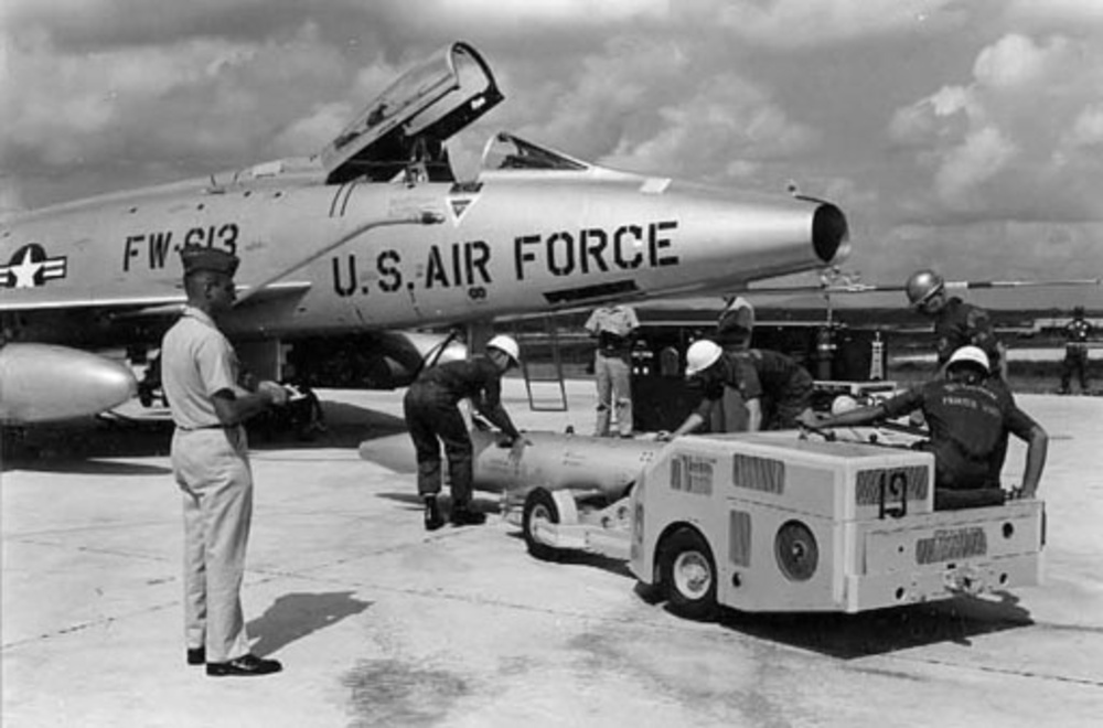 沖縄のアメリカ軍嘉手納基地で技師によって戦闘機に装着される水爆「マーク28」