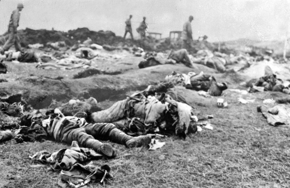 アリューシャン列島アッツ島の激戦で死亡した日本軍兵士の遺体＝1943年9月（ACME）