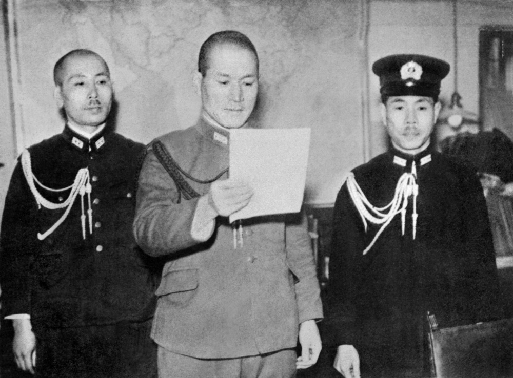 1941年12月8日朝、「帝国陸海軍は本8日未明、西太平洋において米英軍と戦闘状態に入れり」と発表する大本営陸軍報道部長の大平秀雄大佐＝陸軍省記者クラブ