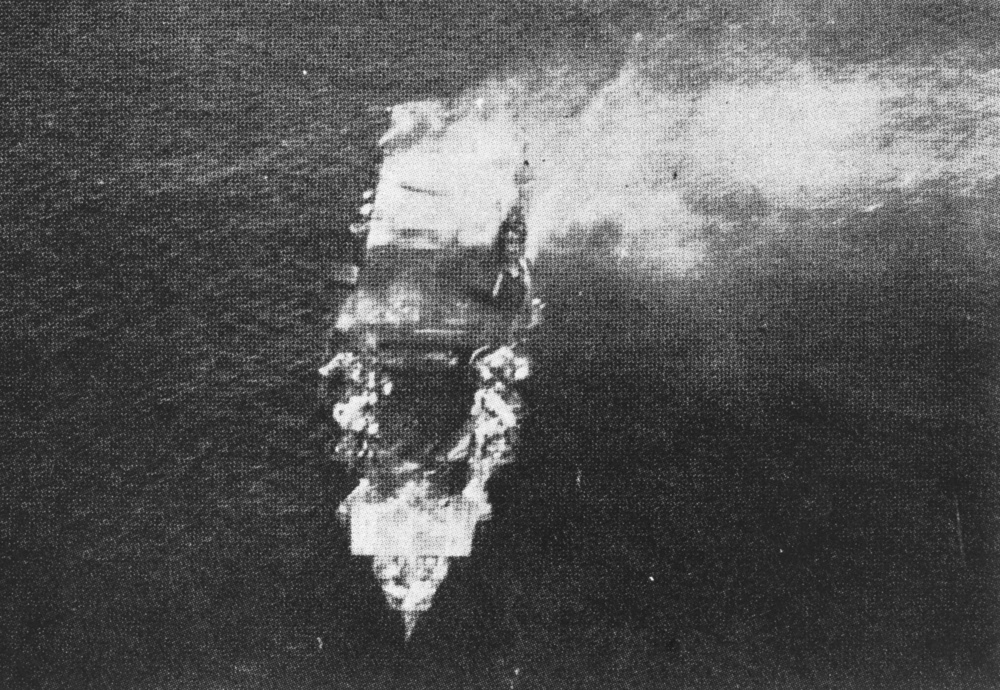 沈没直前の空母「飛龍」