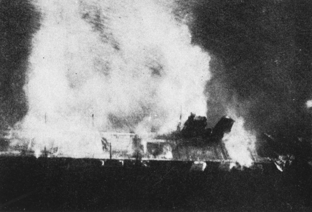 ミッドウェー海戦で沈没直前の空母「飛龍」