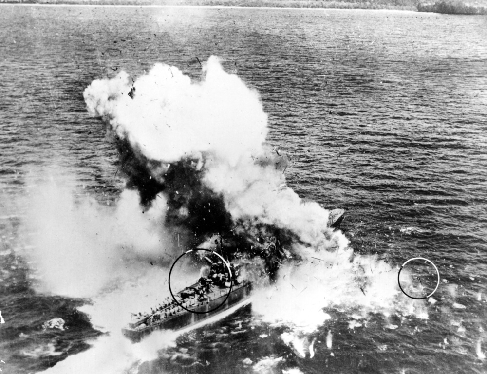 フィリピンのレイテ島沖で、米軍の中型爆撃機B25ミッチェルの攻撃を受けて炎上する日本軍の護衛駆逐艦＝1944年11月（ACME）