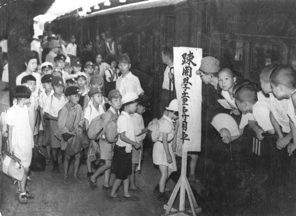 列車に乗り込む集団疎開する子どもたち