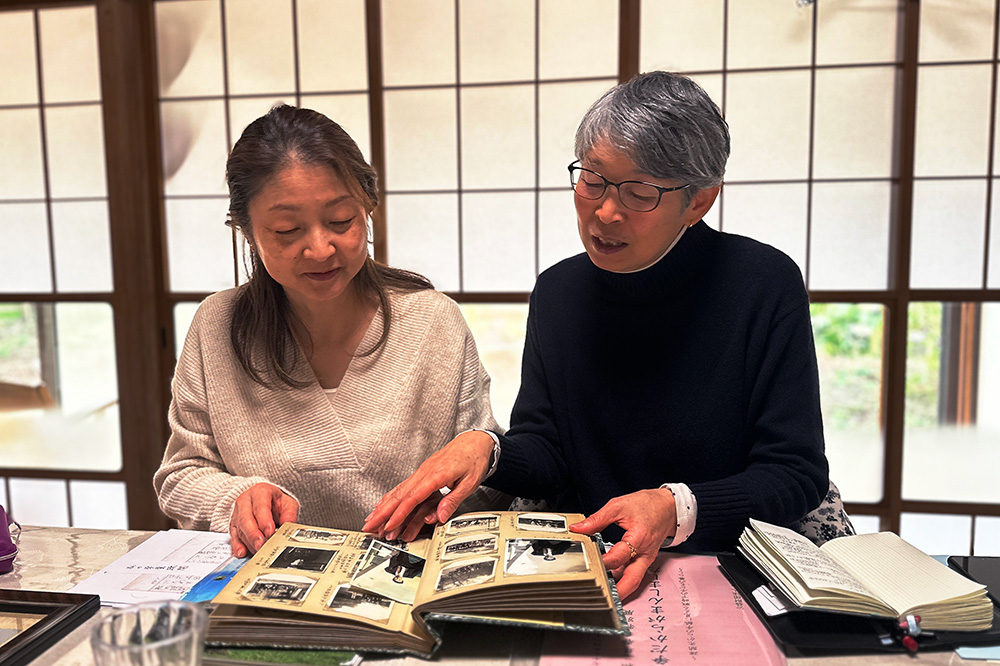 長女金高美津子さん（60）と次女緒方紀子さん（56）