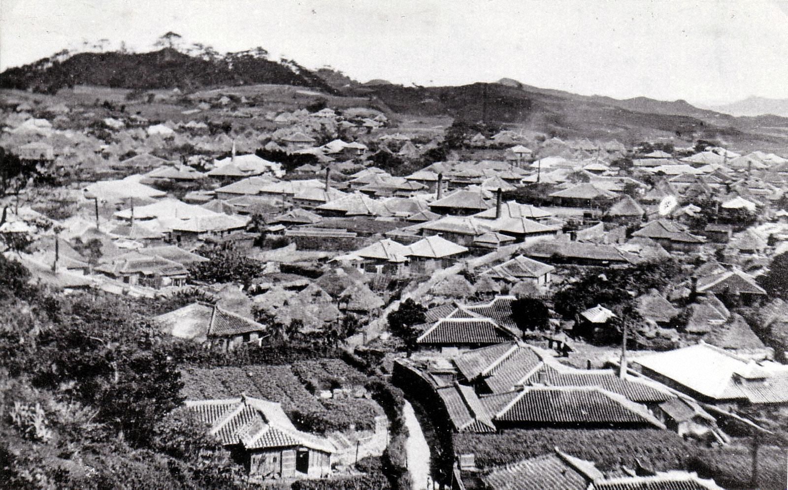 戦前の首里城から見た風景（那覇市歴史博物館提供）