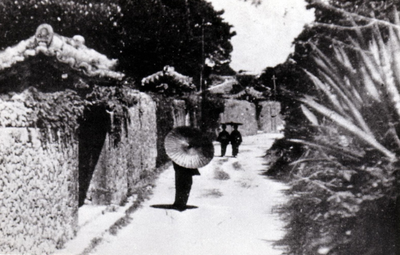 首里士族屋敷のヤージョー（屋根門）=戦前（那覇市歴史博物館提供）