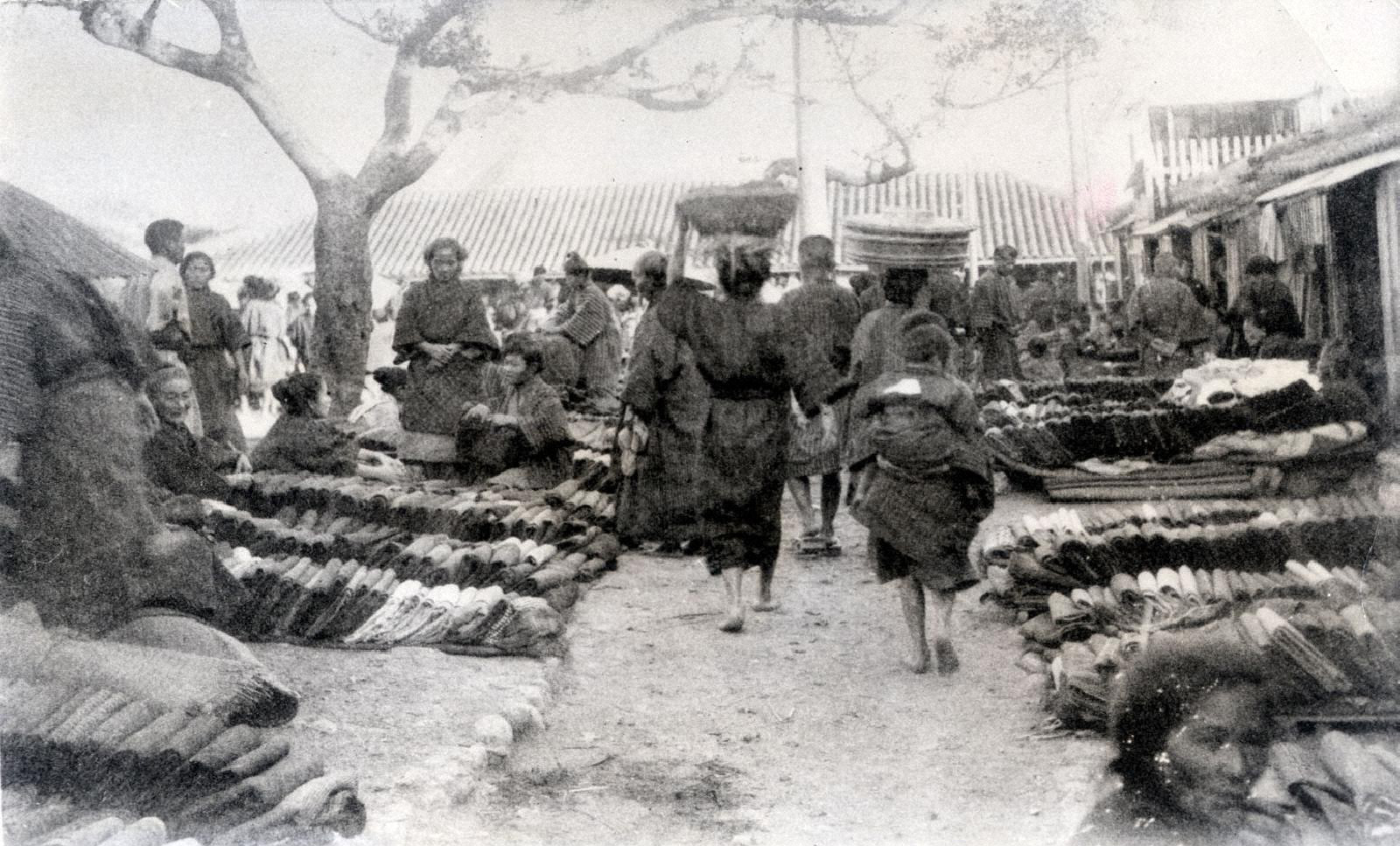 戦前の那覇反布市場（那覇市歴史博物館提供）