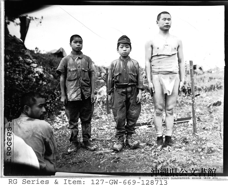 朝鮮の成人男性（右）と比較される二人の日本兵。左から17歳、19歳、28歳＝1945年（所蔵：沖縄県公文書館）