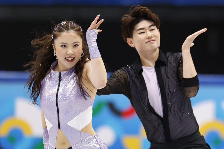 アイスダンスRD 演技する吉田唄菜(左)、森田真沙也組=北京(共同)