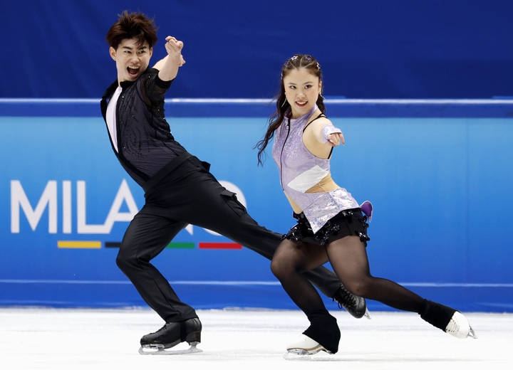 アイスダンスRD 演技する吉田唄菜(右)、森田真沙也組=北京(共同)