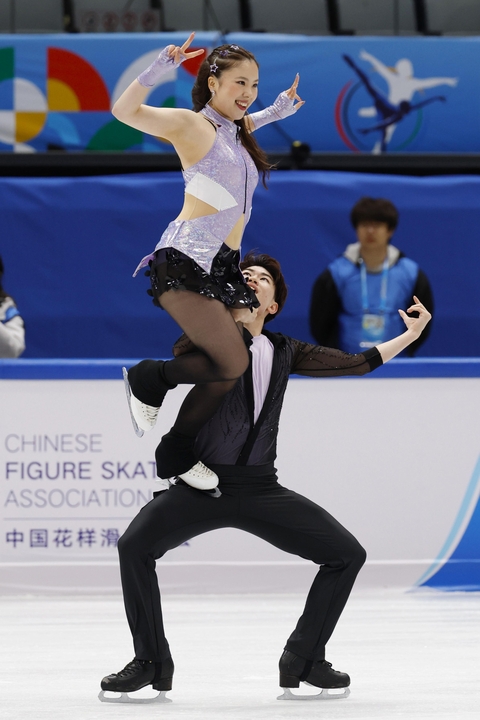 アイスダンスRD 演技する吉田唄菜(上)、森田真沙也組=北京(共同)