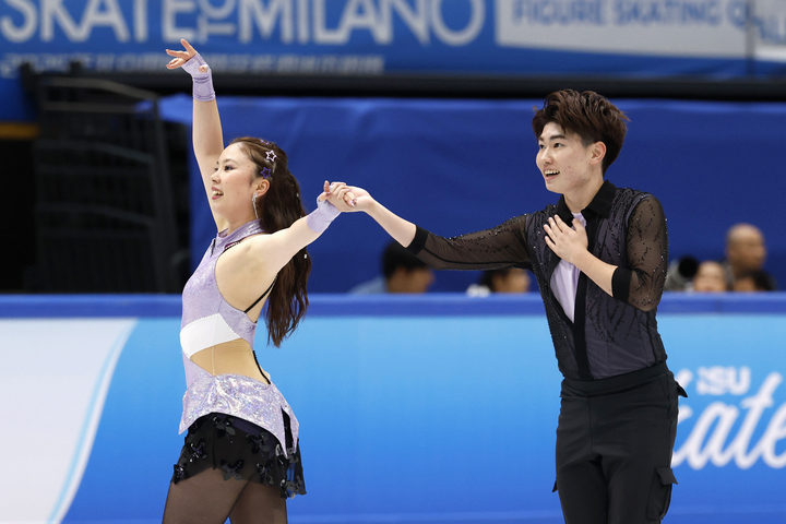 アイスダンスRDの演技を終え、あいさつする吉田唄菜(左)、森田真沙也組=北京(共同)