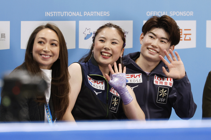 アイスダンスRDの得点を確認し、手を振る吉田唄菜(中央)、森田真沙也組。左はキャシー・リード・コーチ=北京(共同)