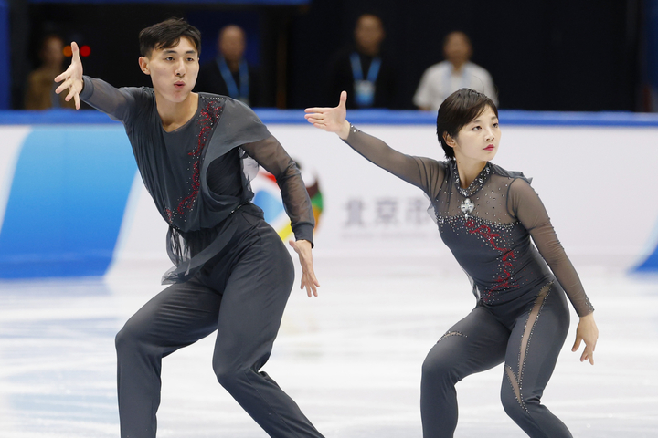 ペアSP 演技するリョム・テオク(右)、ハン・クムチョル組=北京(共同)