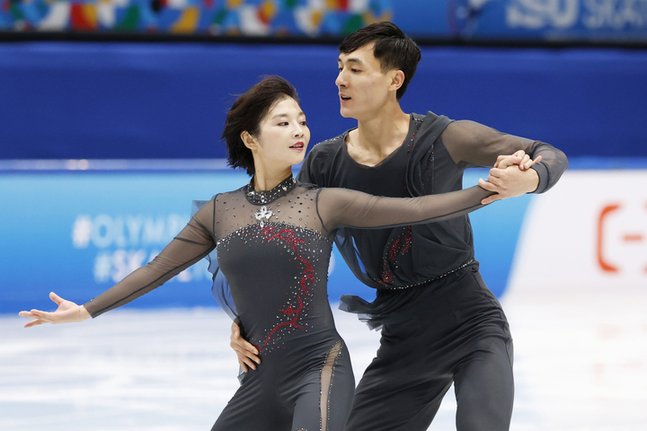 ペアSP 演技するリョム・テオク(左)、ハン・クムチョル組=北京(共同)