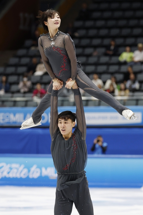 ペアSP 演技するリョム・テオク(上)、ハン・クムチョル組=北京(共同)