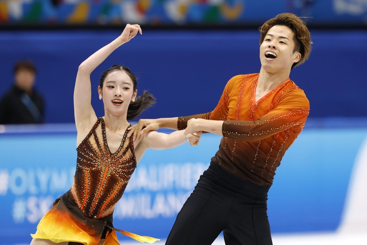 ペアSP 演技する長岡柚奈(左)、森口澄士組=北京(共同)