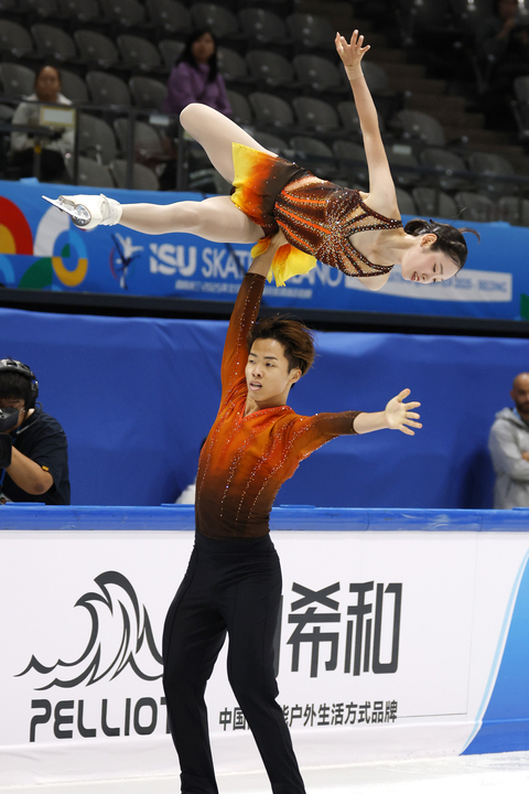 ペアSP 演技する長岡柚奈(上)、森口澄士組=北京(共同)