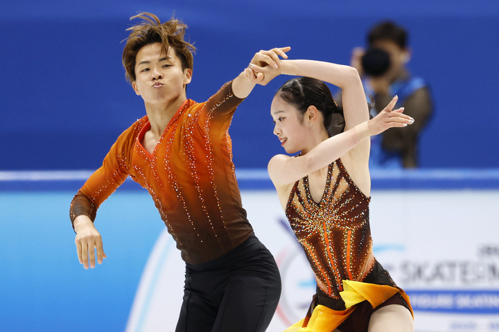 ペアSP 演技する長岡柚奈(右)、森口澄士組=北京(共同)