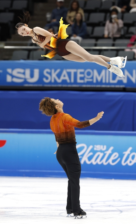 ペアSP 演技する長岡柚奈(上)、森口澄士組=北京(共同)