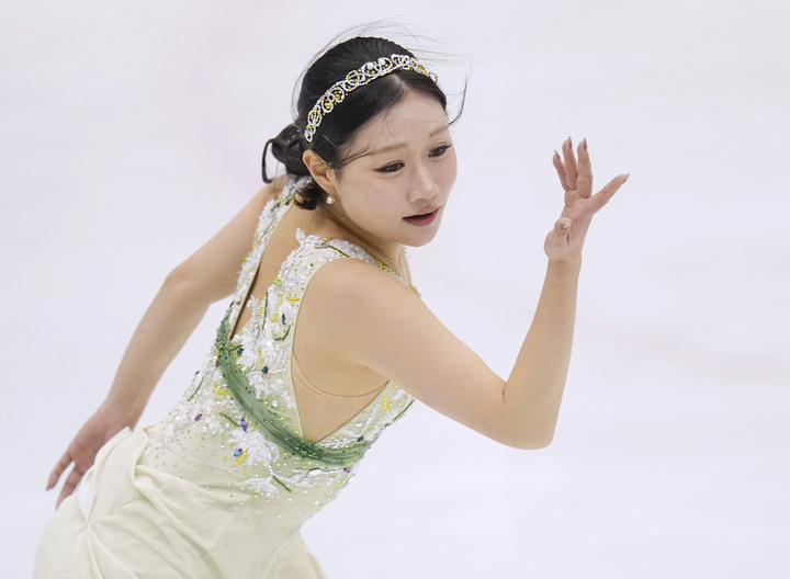 女子SP 演技する河辺愛菜=山新スイミングアリーナ
