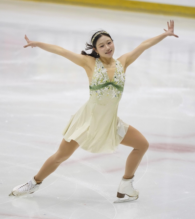 女子SP 演技する河辺愛菜=山新スイミングアリーナ