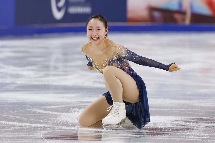 女子SPの演技を終え、笑顔の松生理乃=重慶(共同)