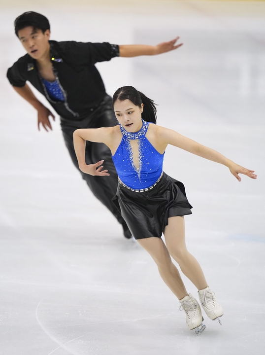 ペアSP 演技する籠谷歩未(手前)、本田ルーカス剛史組=山新スイミングアリーナ
