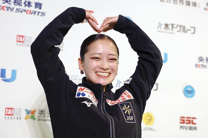 女子SPを終え、撮影に応じる渡辺倫果=重慶(共同)