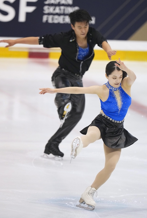 ペアSP 演技する籠谷歩未(手前)、本田ルーカス剛史組=山新スイミングアリーナ