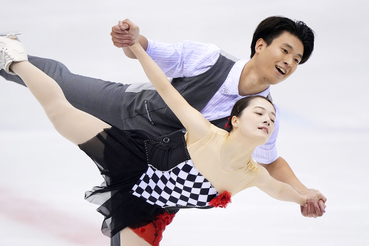 ペアフリー 演技する籠谷歩未(手前)、本田ルーカス剛史組=山新スイミングアリーナ