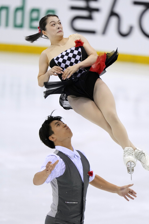 ペアフリー 演技する籠谷歩未(上)、本田ルーカス剛史組=山新スイミングアリーナ