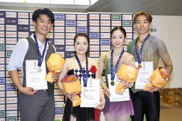 ペアで優勝した長岡柚奈、森口澄士組(右)と2位の籠谷歩未、本田ルーカス剛史組=山新スイミングアリーナ