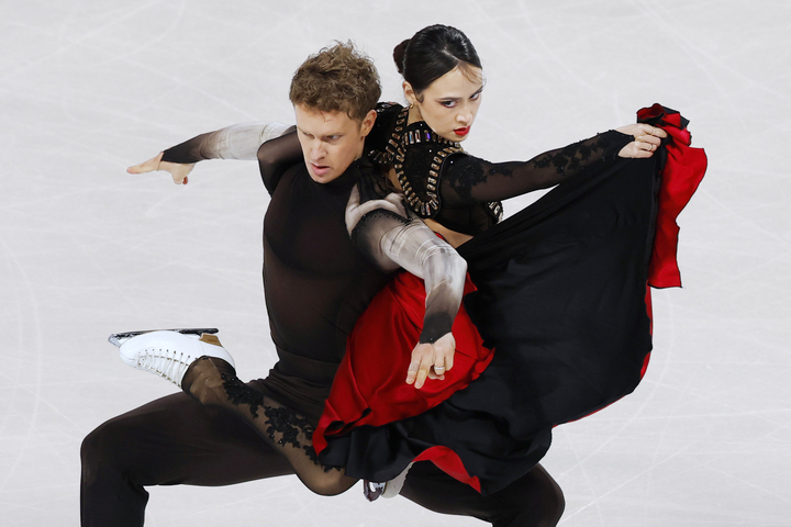 アイスダンスフリー 演技するマディソン・チョック(右)、エバン・ベーツ組=重慶(共同)
