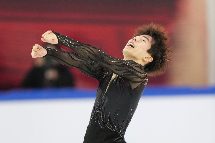 男子フリーの演技を終え、ガッツポーズする佐藤駿=重慶(共同)