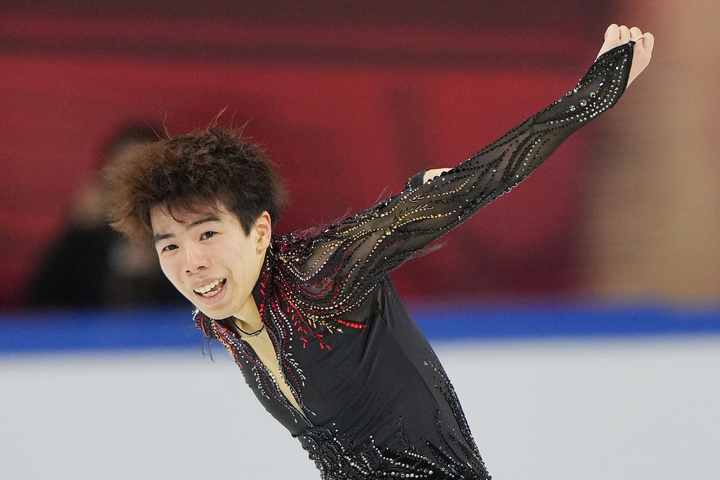 男子フリーの演技を終え、笑顔の佐藤駿=重慶(共同)