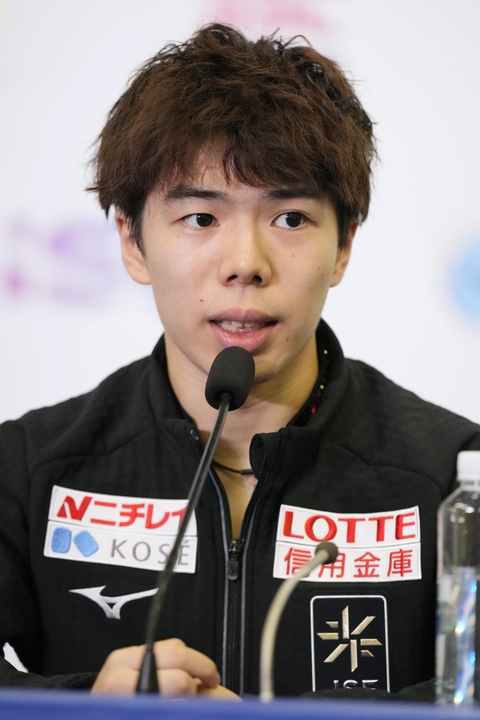 優勝し、記者会見する佐藤駿=重慶(共同)