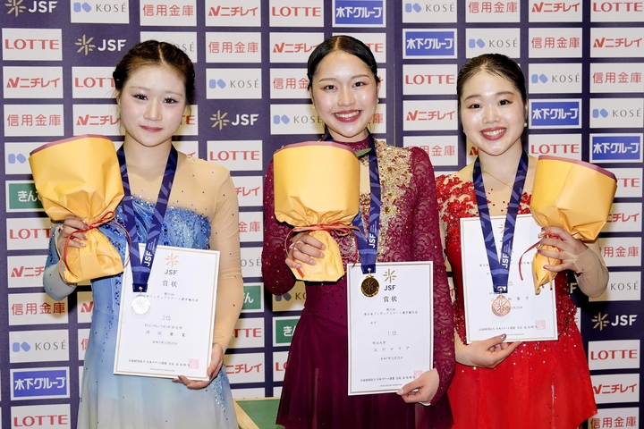 女子で優勝した江川マリア。左は2位の河辺愛菜、右は3位の三枝知香子=山新スイミングアリーナ