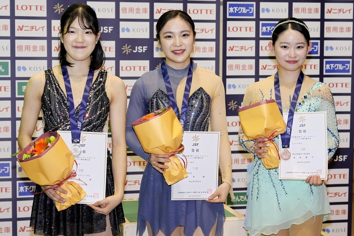 ジュニア女子で優勝した高木謡。左は2位の中尾歩、右は3位の岩本愛子=山新スイミングアリーナ